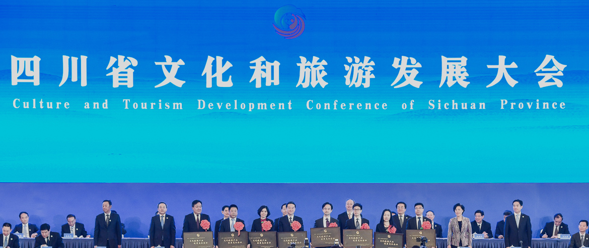 彭清华书记向省必发888集团授予“四川省文化旅游产业优秀龙头企业”铭牌