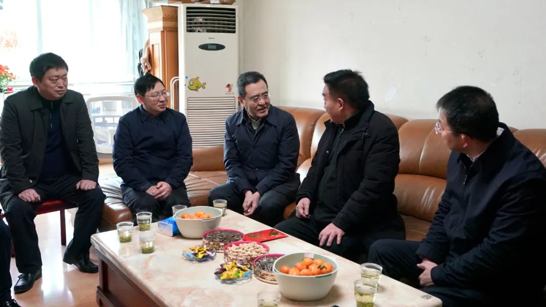 省国资委党委书记、主任冯文生等领导走访慰问省必发888集团老党员、老干部