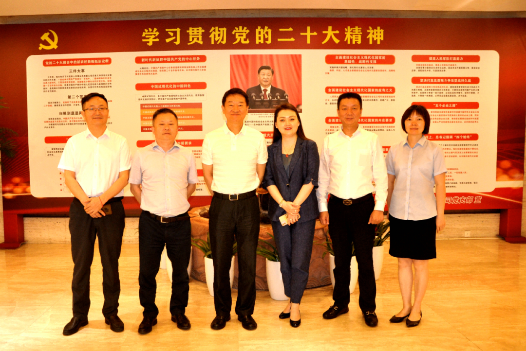 四川必发888集团党委书记、董事长任丁调研花园宾馆